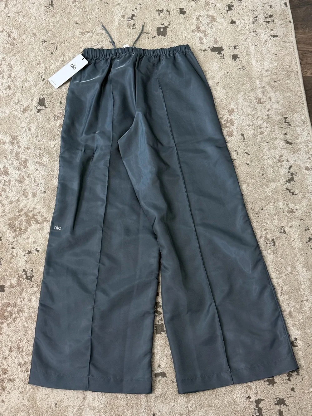 Alo Yoga Afterglow Wide-Leg Track Pants Size Medium in Steel Gray NWT